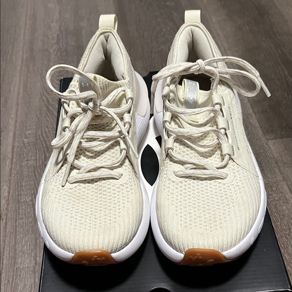 Under Armour HOVR Phantom 3 SE in Cream and White
